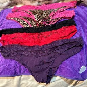 Nice mix of 3X to 4X panties with lace bands, and some have lace bands.